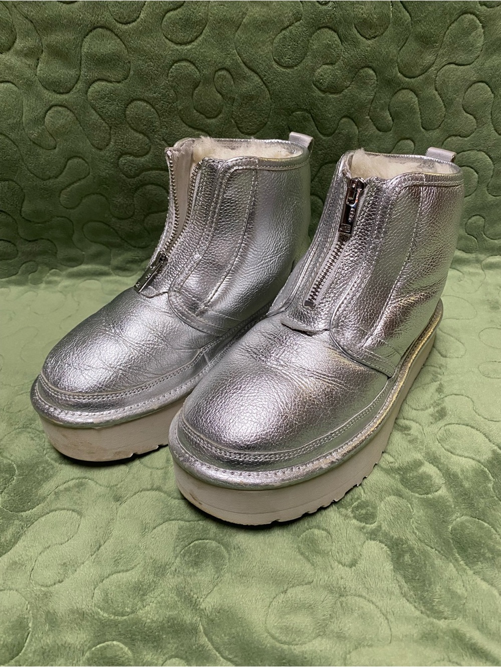 UGG Women's Neumel Platform Zip Shine Ankle Chukka Boots Silver Metallic Sz 7